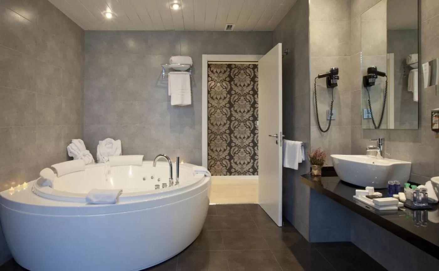 Suite con bañera de hidromasaje Spirit Hotel Gran Bilbao