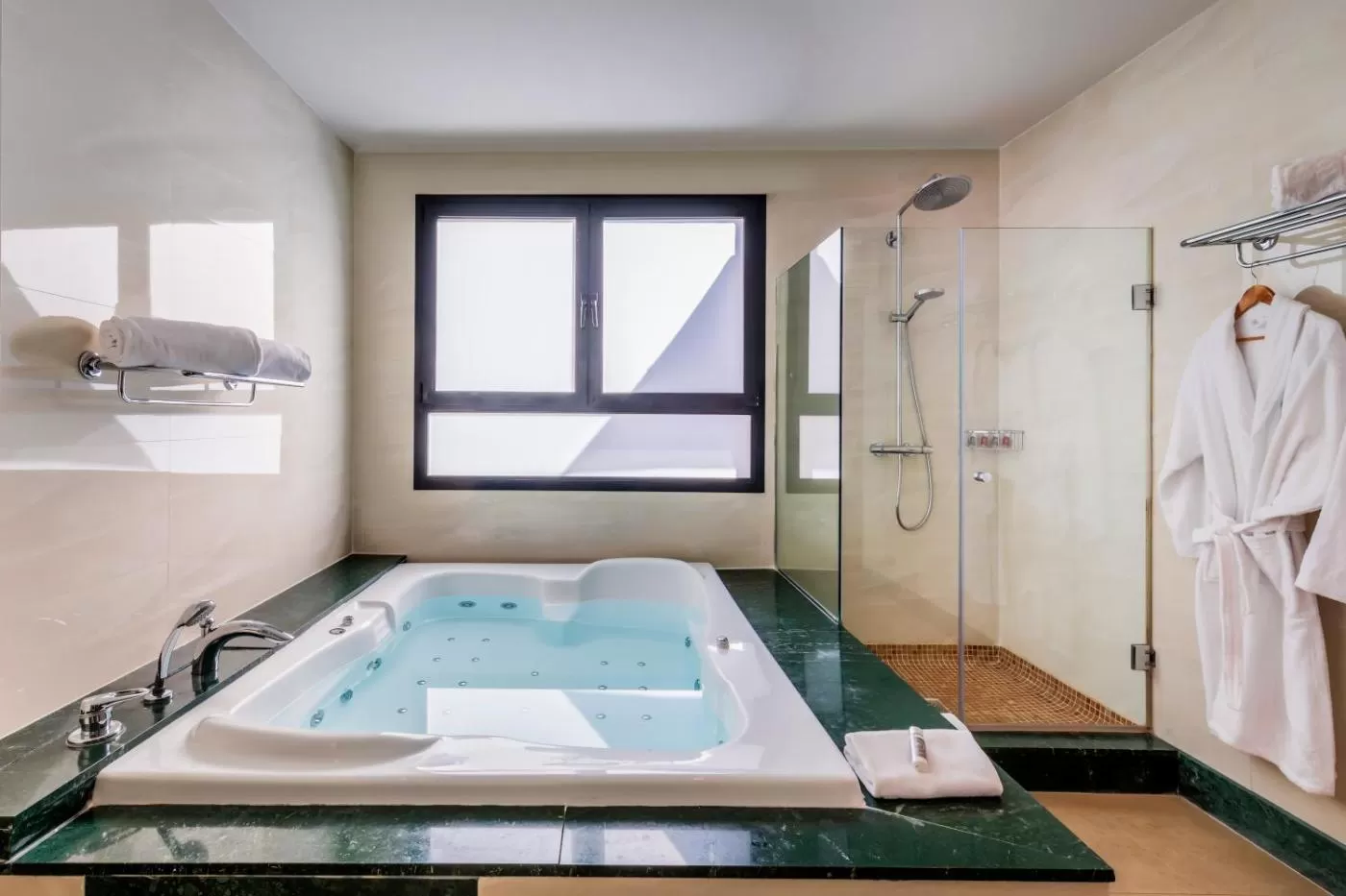 Suite Junior con bañera de hidromasaje Occidental Granada